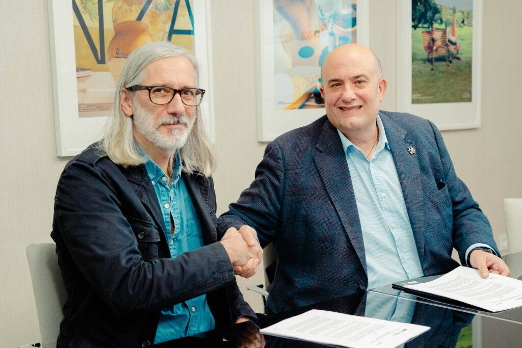 Dos hombres se estrechan la mano en una reunión formal.