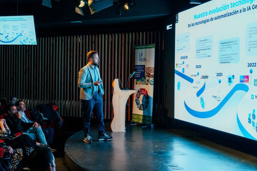 Un presentador expone información sobre la evolución tecnológica ante una audiencia.