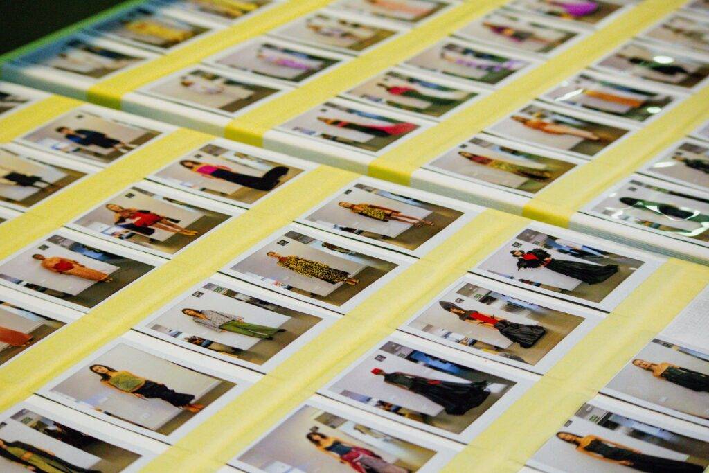 La imagen muestra una colección de fotografías de modelos que exhiben diferentes atuendos en un entorno de presentación.