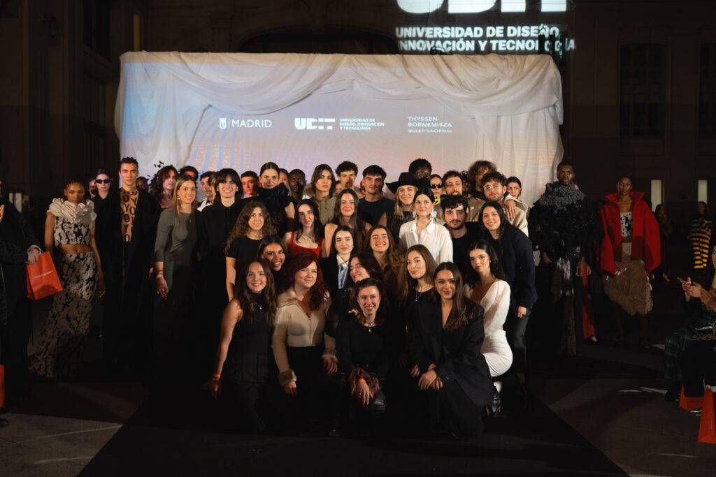 Grupo de estudiantes posando en un evento de moda en la Universidad de Diseño, Innovación y Tecnología.