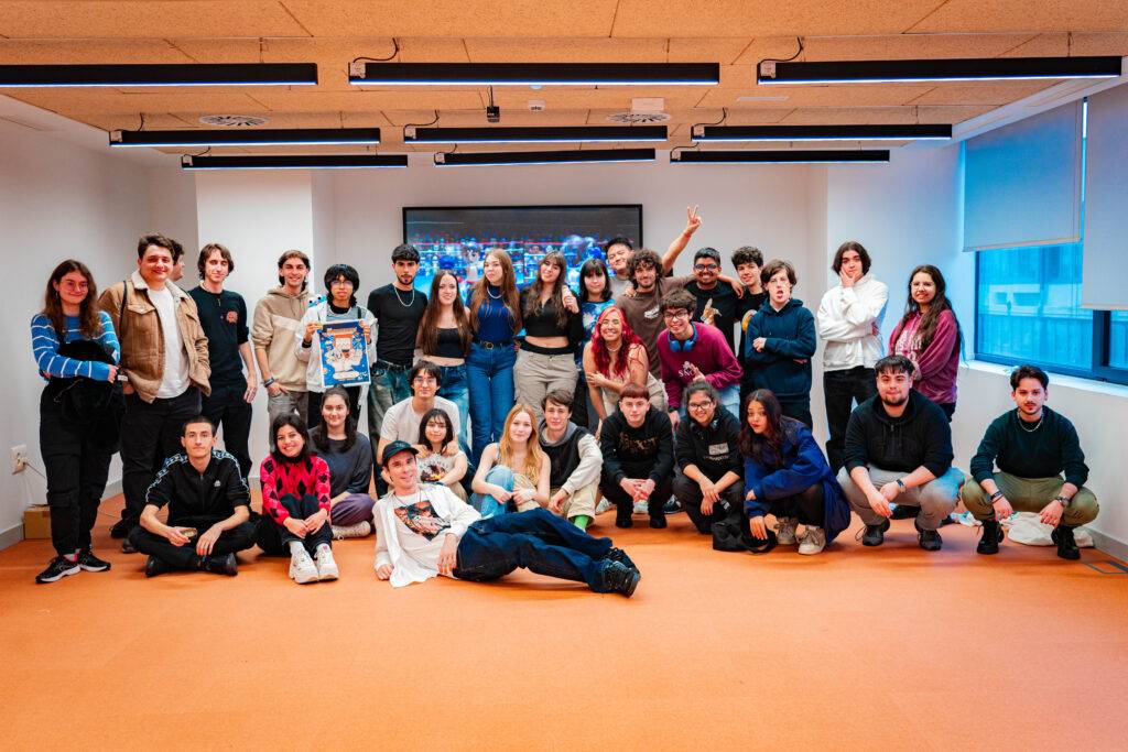Un grupo diverso de jóvenes posando juntos en una sala iluminada.