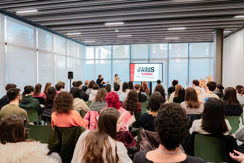 Una sala llena de público asistiendo a un evento o charla.