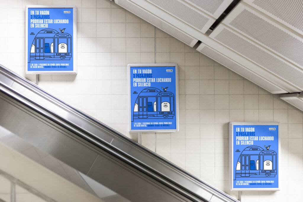 Una serie de carteles en una estación de metro, con un fondo azul y dibujos de un tranvía.