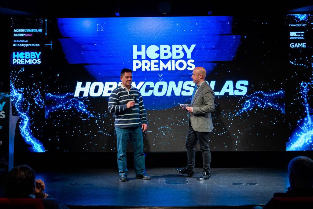 Dos hombres en un escenario durante la entrega de premios Hobby Consolas.