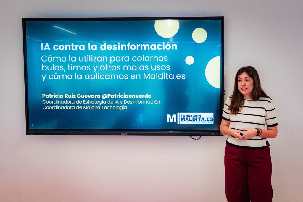 Una presentadora explica cómo se utiliza la inteligencia artificial para combatir la desinformación.