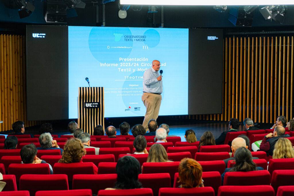Presentación de un informe sobre el ciclo de la industria textil.