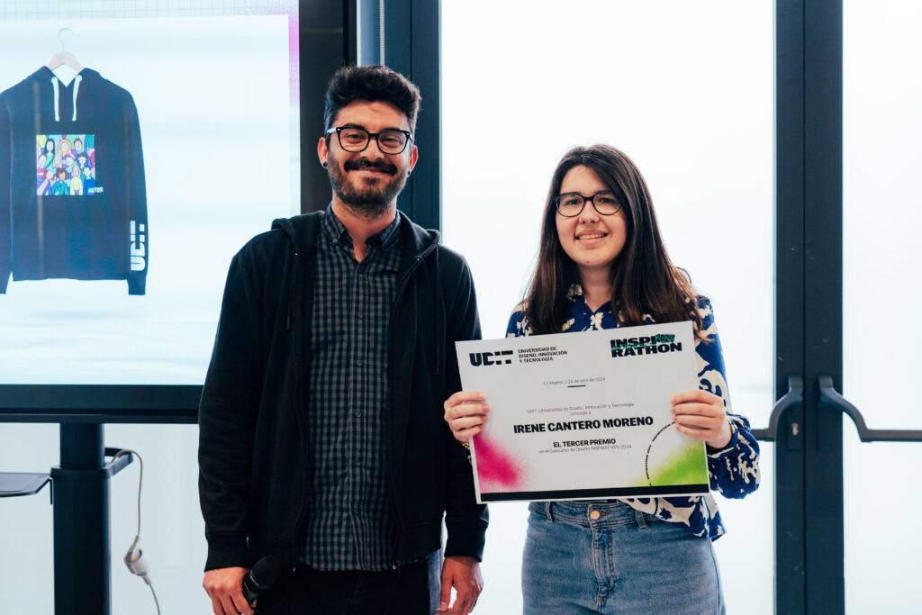 Irene Cantero Moreno recibe un reconocimiento en un evento.