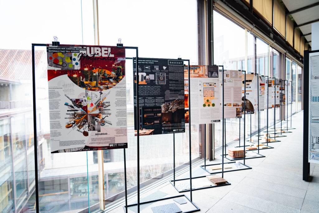 Una exposición de paneles informativos en un espacio interior luminoso.