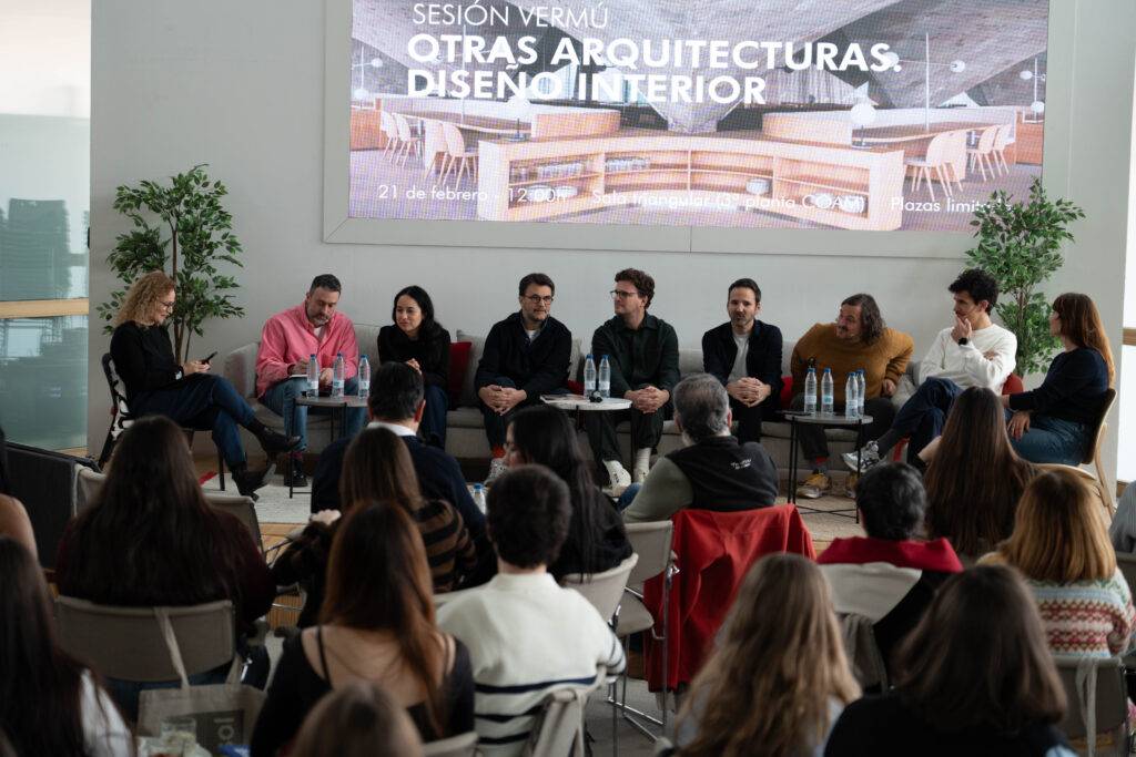 Un grupo de personas discute sobre arquitecturas y diseño interior en un evento organizado.