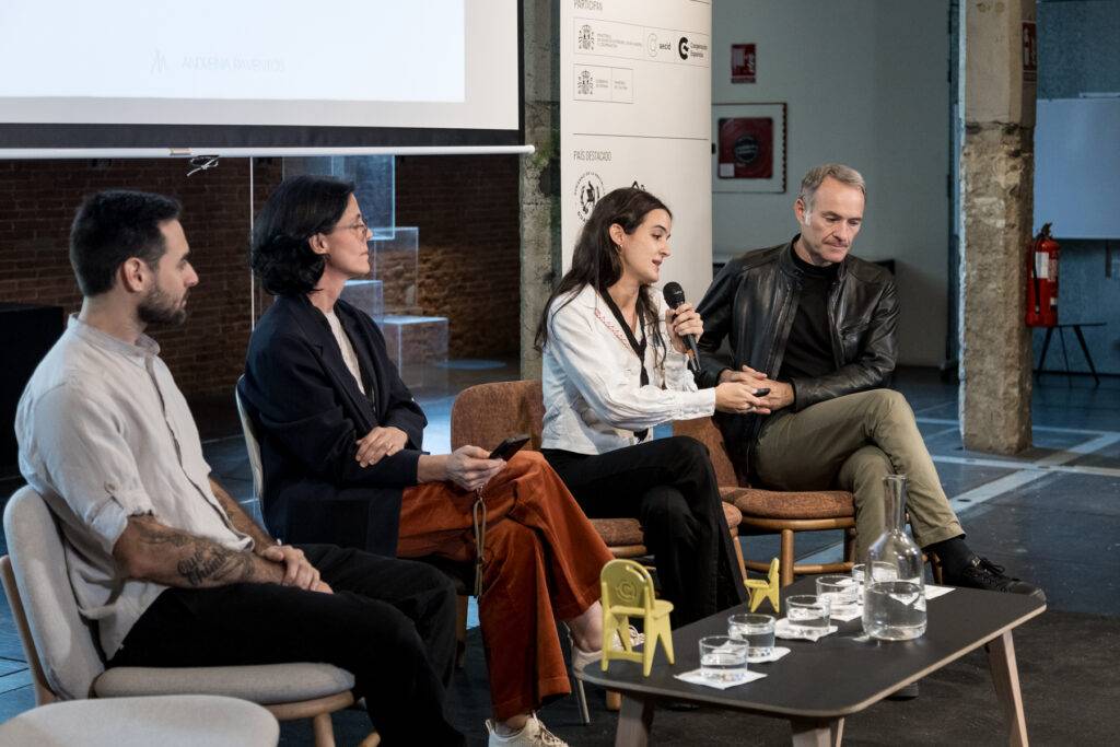 Un grupo de personas participa en una conversación en un evento.