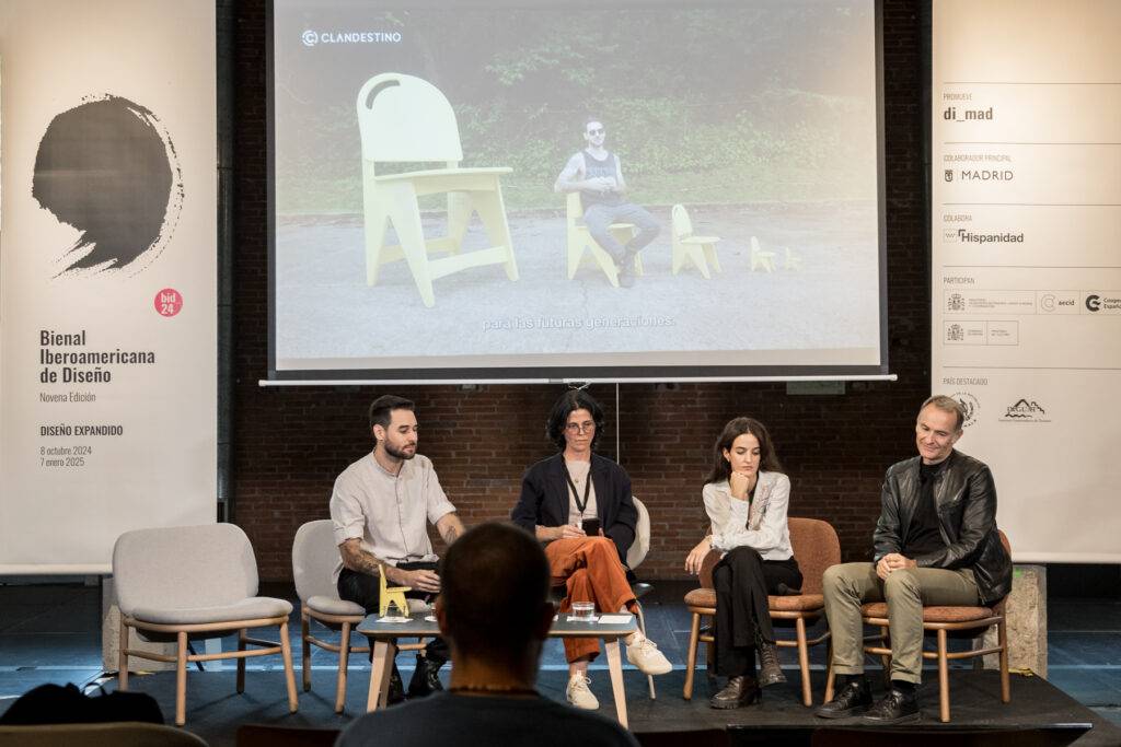 Un panel de discusión sobre diseño en un evento en la Bienal Iberoamericana de Diseño.