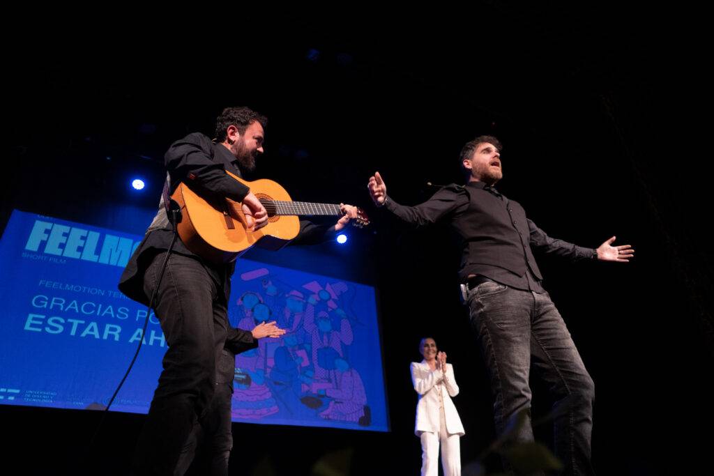 Un grupo de artistas se presenta en un escenario durante un espectáculo musical.