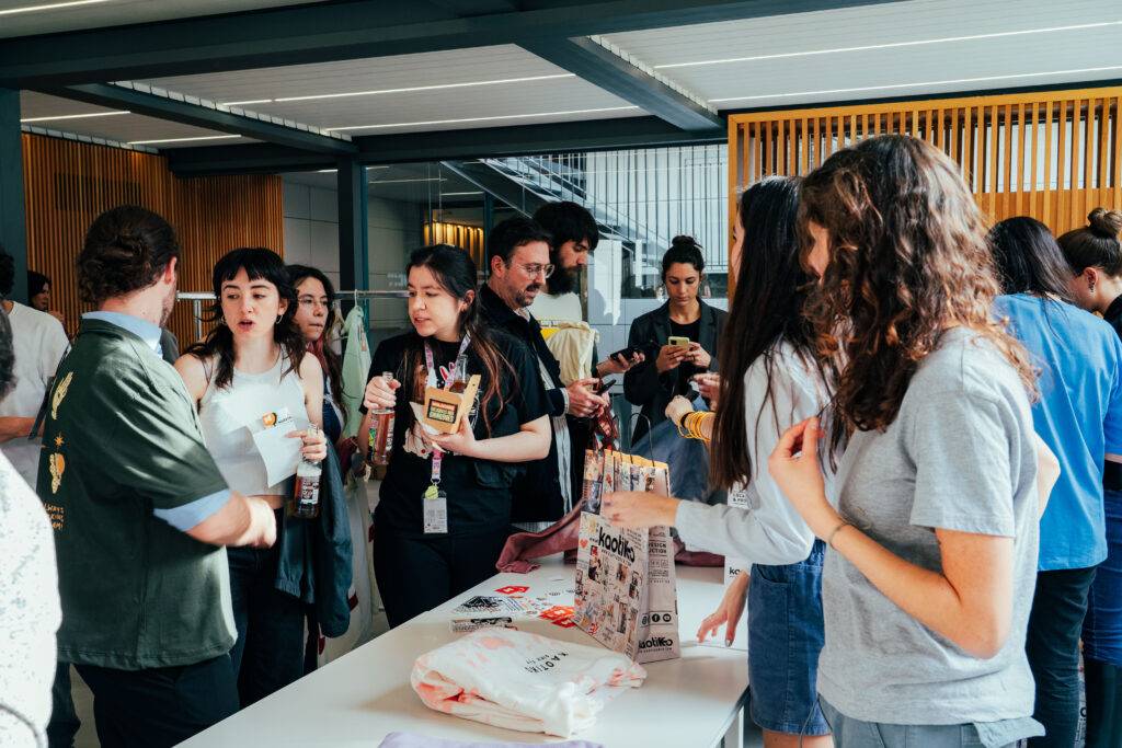 Un grupo de personas interactuando en un evento social en un ambiente moderno.
