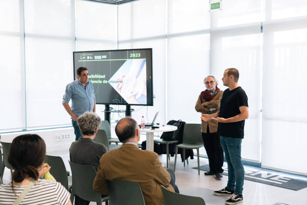 Un grupo de personas asiste a una charla en un ambiente moderno y luminoso.