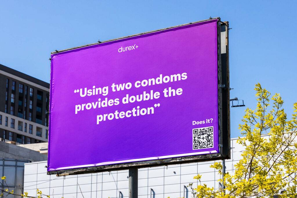 Un anuncio publicitario que cuestiona el uso de dos condones para mayor protección.