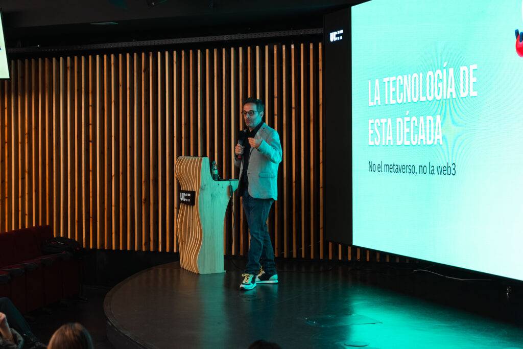 Un ponente habla sobre la tecnología actual en un evento.