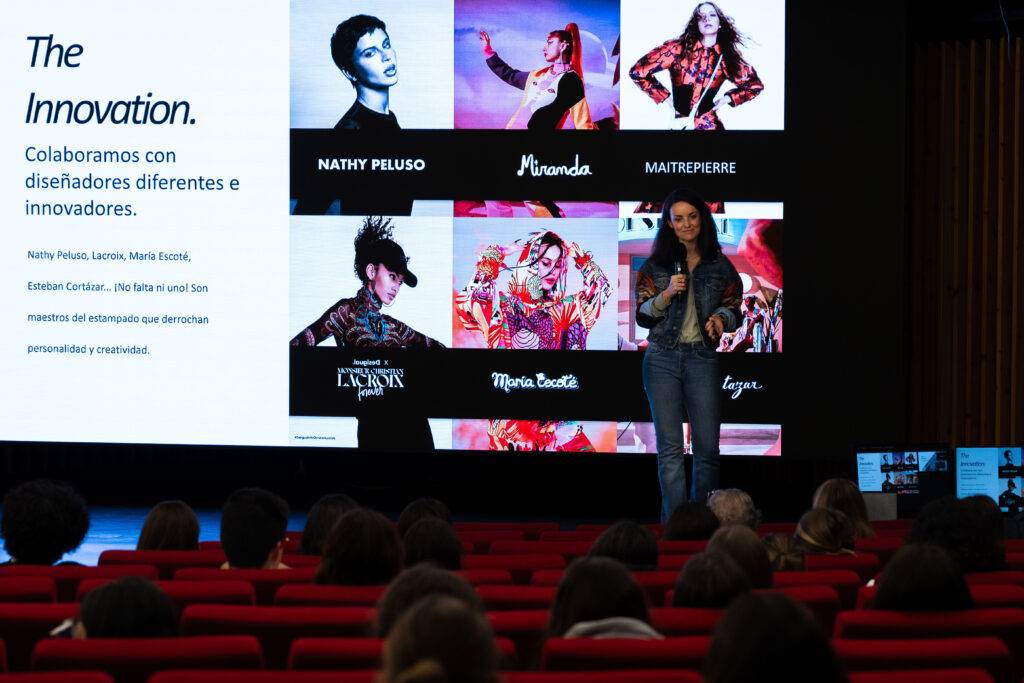 Una conferencia donde se presentan diseñadores innovadores en un escenario de auditorio.