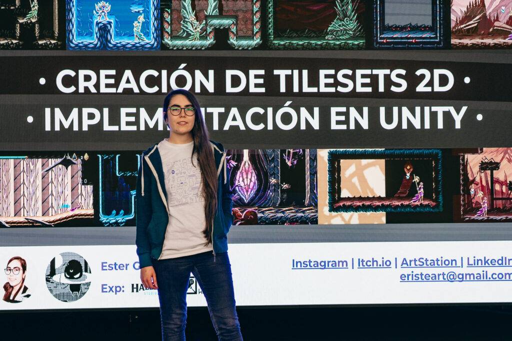 Una persona se encuentra de pie frente a un fondo con ejemplos de tilesets 2D y texto sobre su implementación en Unity.