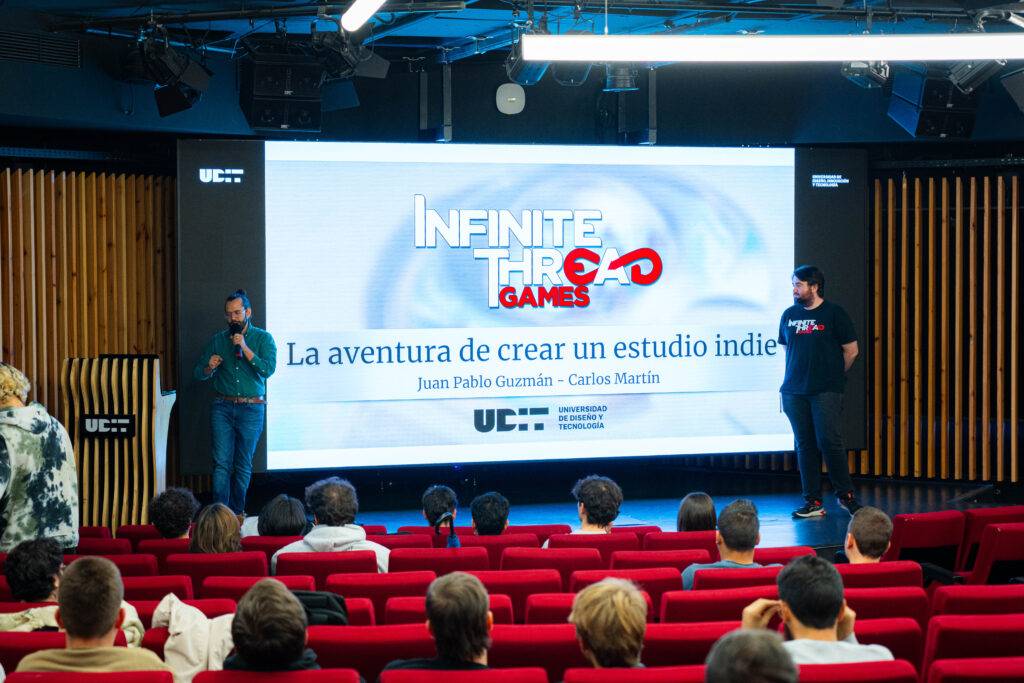Una presentación sobre la creación de un estudio indie en un evento de juegos.