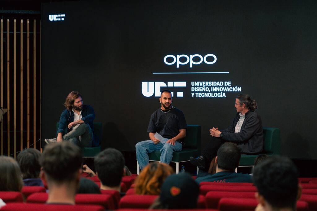 Un panel de discusión con tres participantes en un evento de diseño y tecnología.