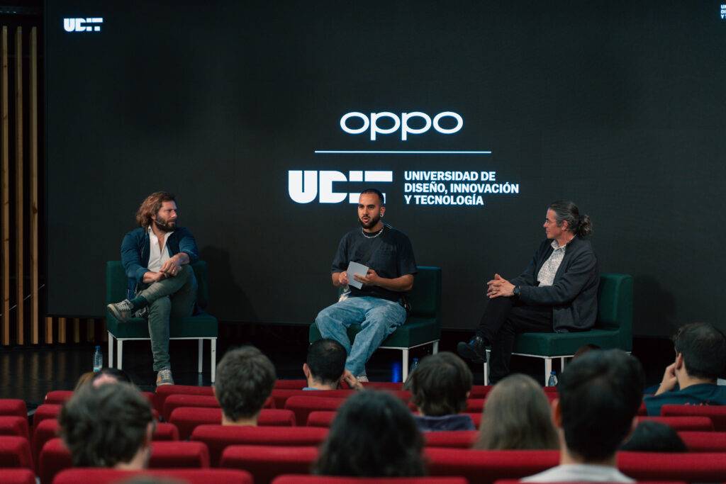 Un panel de discusión en una universidad sobre diseño e innovación tecnológica.