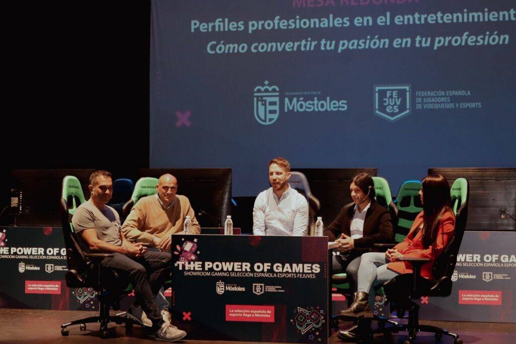 Panel de discusión sobre perfiles profesionales en el entretenimiento y cómo convertir la pasión en profesión.