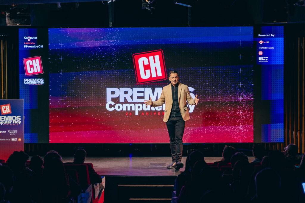 Un presentador en el escenario durante la entrega de los Premios Computer Hoy.