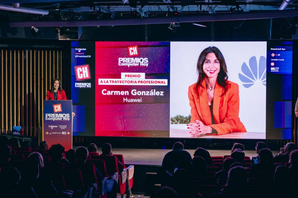 La imagen muestra a una mujer en un escenario recibiendo un premio durante un evento de Computer Hoy.