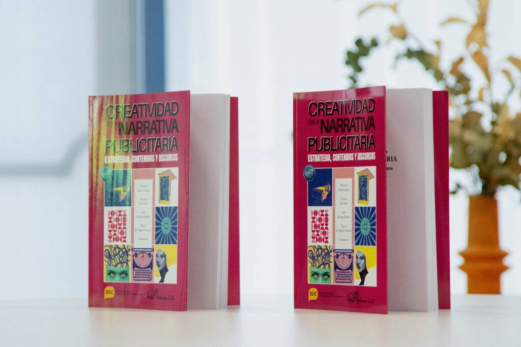 Dos libros sobre creatividad y narrativa publicitaria en una mesa.