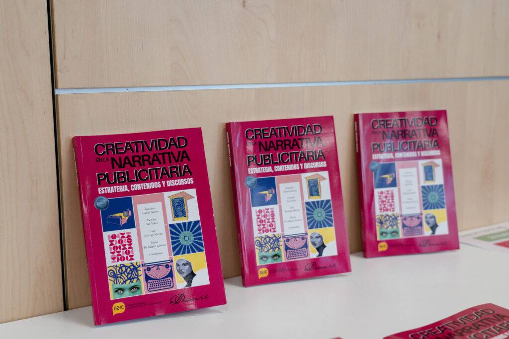 Tres libros sobre creatividad en narrativa publicitaria en una mesa.