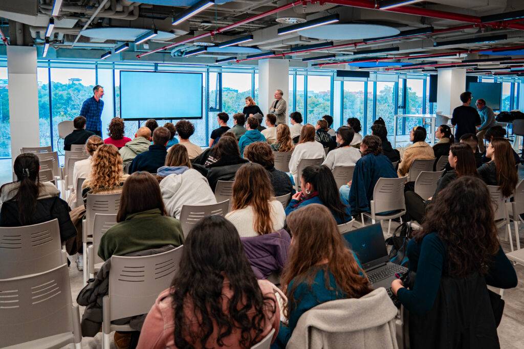 Una conferencia en un espacio moderno con una audiencia atenta.