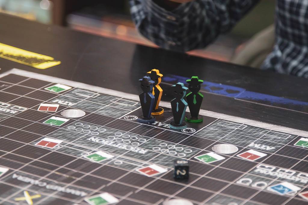 Un grupo de piezas de juego de mesa en un tablero con un dado.