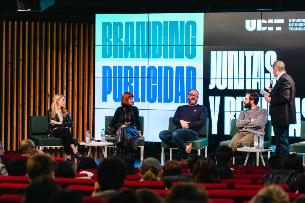 Una mesa redonda sobre branding y publicidad con panelistas en un escenario académico.