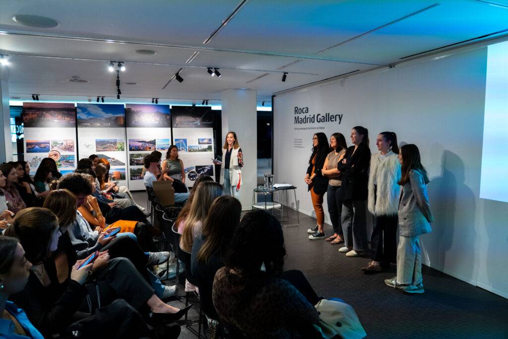 Una presentación en la Roca Madrid Gallery con un grupo de personas en un escenario frente a una audiencia.