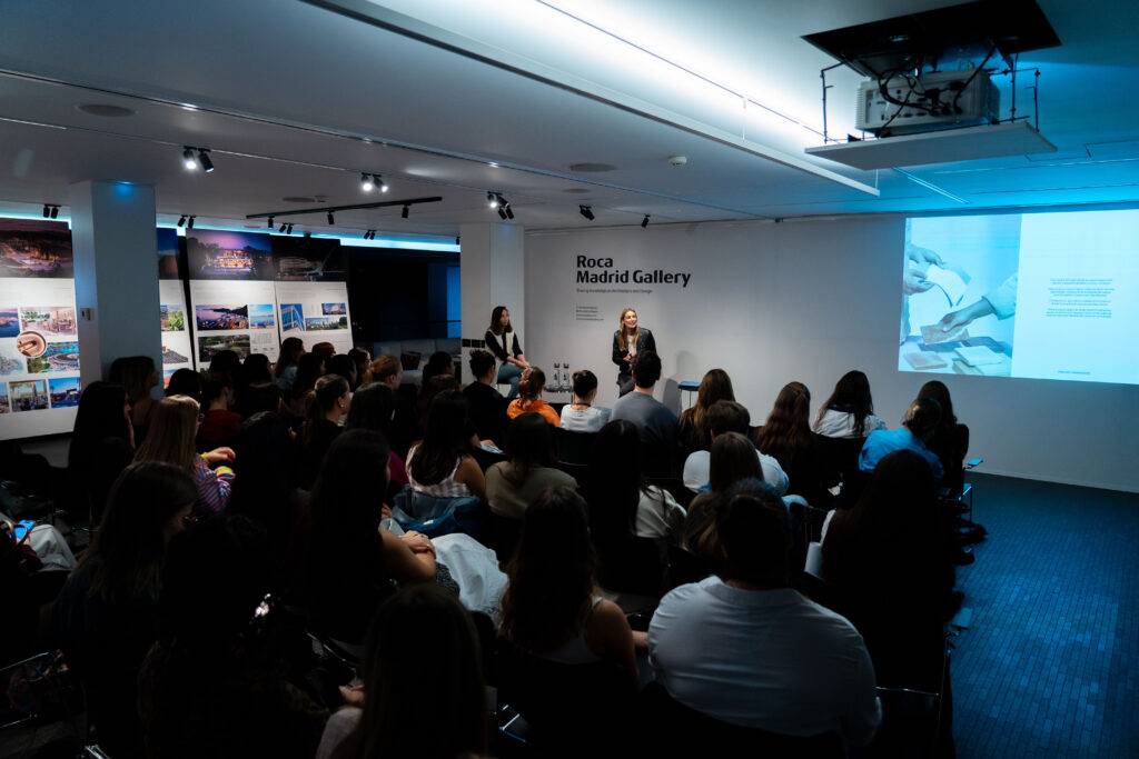 Una audiencia atenta en una presentación en la Roca Madrid Gallery.