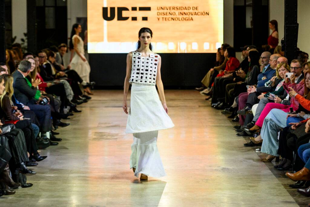 Una modelo camina por la pasarela durante un desfile de moda organizado por la Universidad de Diseño, Innovación y Tecnología.