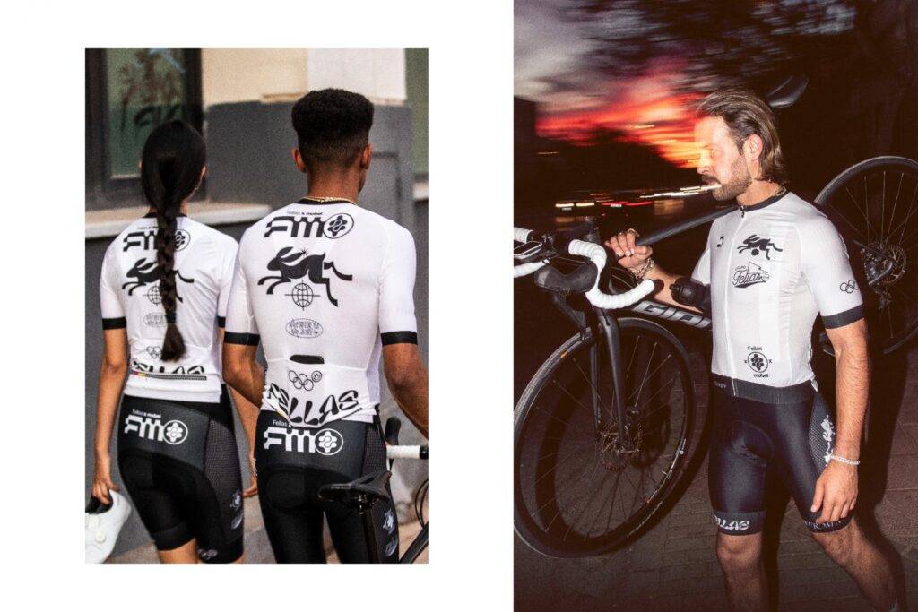 Dos ciclistas con ropa deportiva se preparan para andar en bicicleta al atardecer.