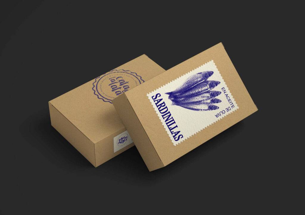 Un paquete de sardinas enlatadas presentado en una caja de cartón marrón con un diseño de sello postal.