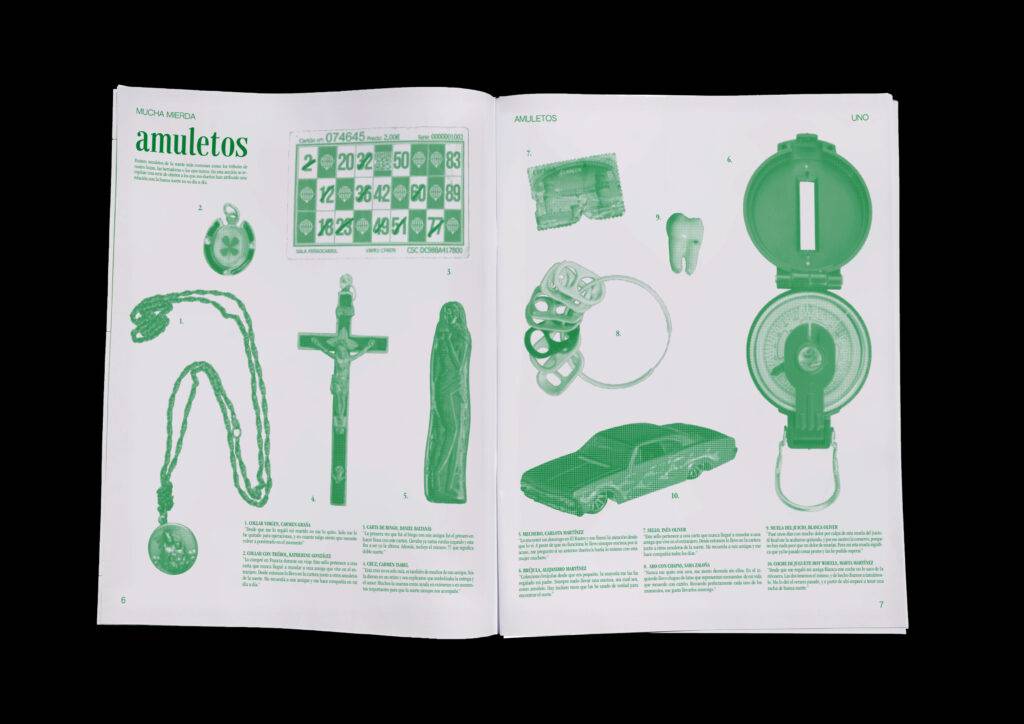 La imagen muestra una colección de amuletos, incluyendo una medalla, crucifijo, y un juguete de auto, todos dispuestos en páginas de un libro.