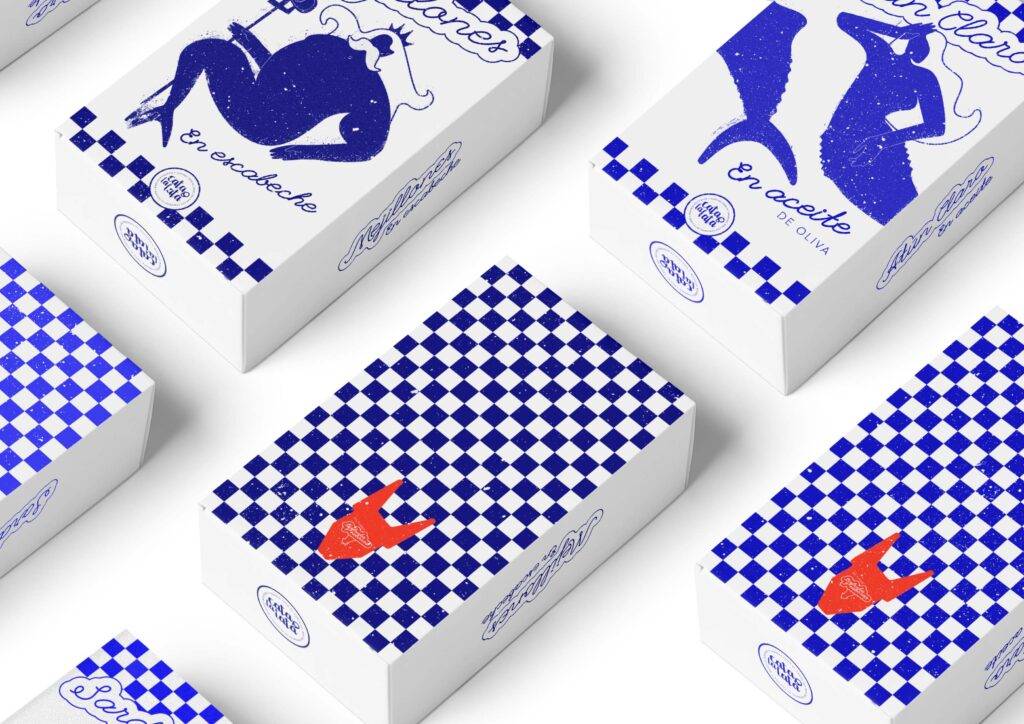 Una colección de cajas con diseños artísticos en tonos azules y blancos, algunas con figuras humanas y otras con patrones de cuadros.