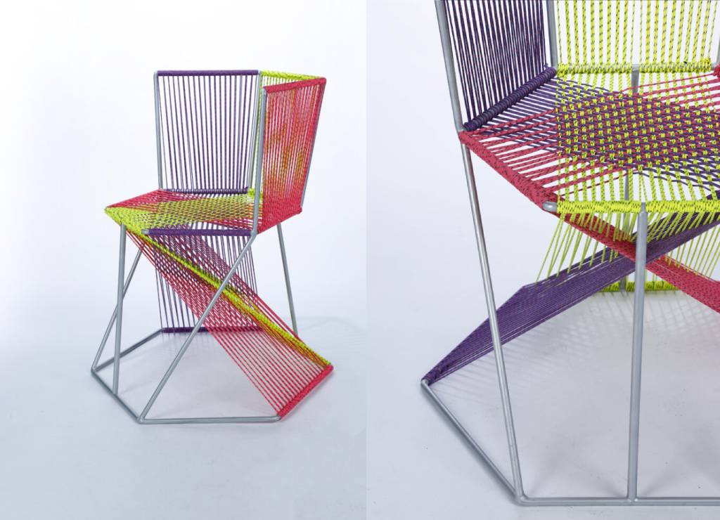 Una silla moderna con un diseño geométrico y colorido que combina hilos de varios colores.