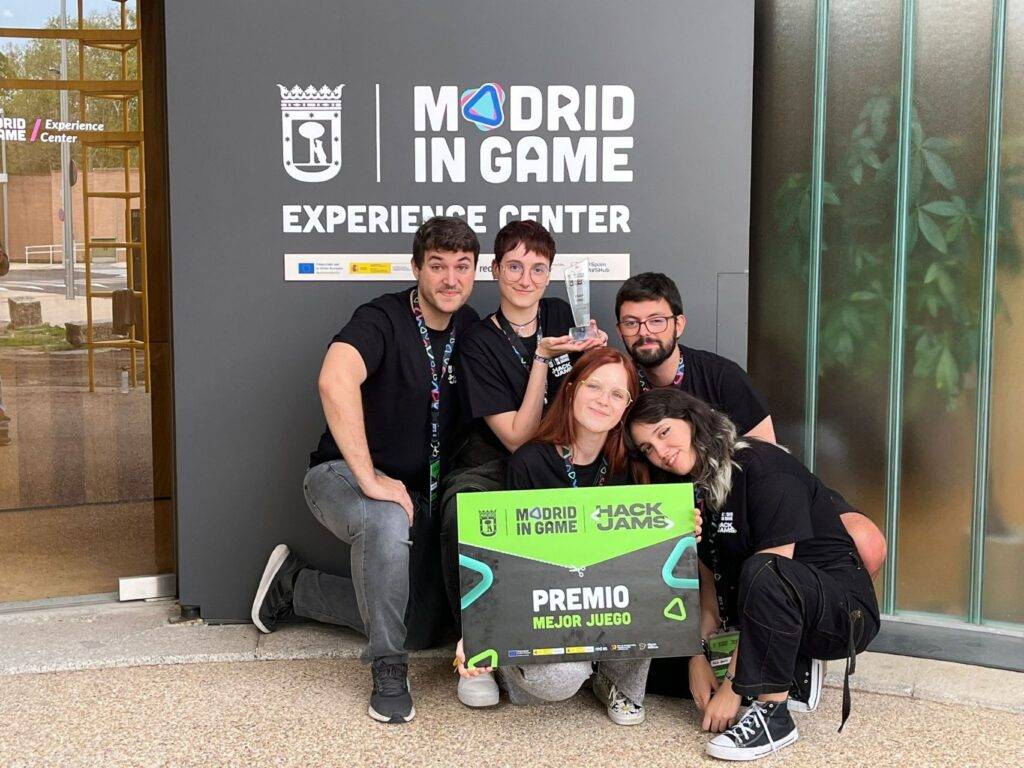 Un grupo de cinco personas celebra el premio al mejor juego en un evento de Madrid In Game.