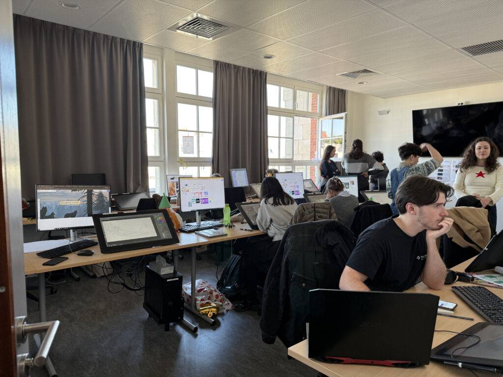 Una oficina moderna con varias personas trabajando en computadoras.