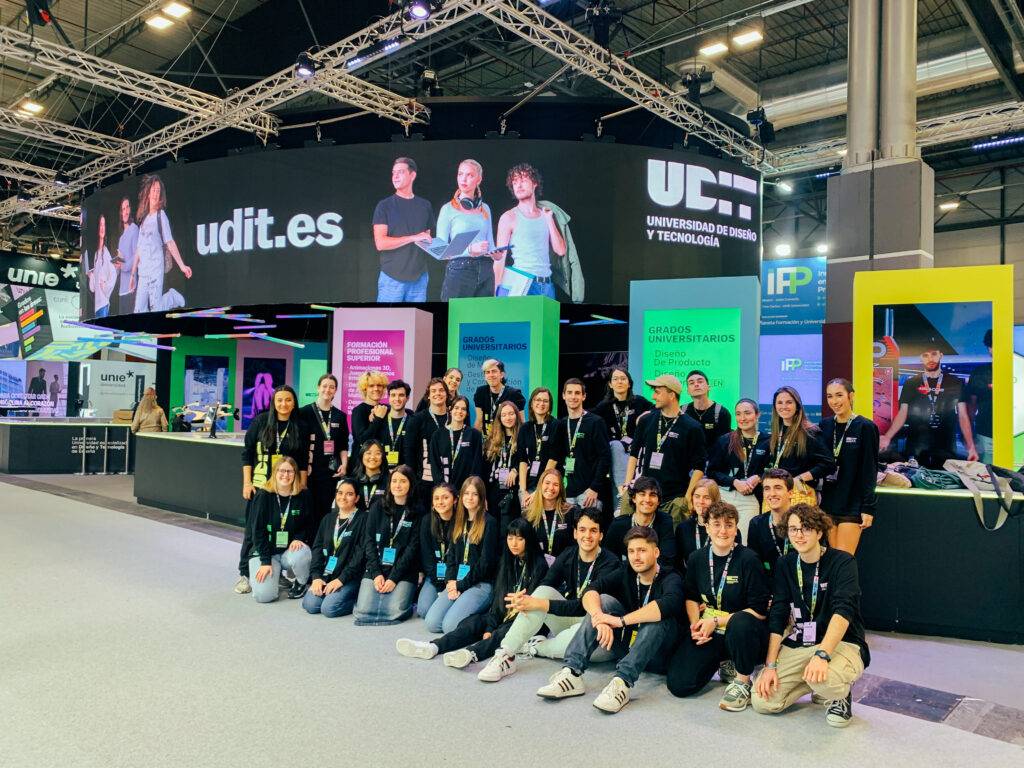 Grupo de estudiantes y profesores de la Universidad de Diseño y Tecnología en un evento.