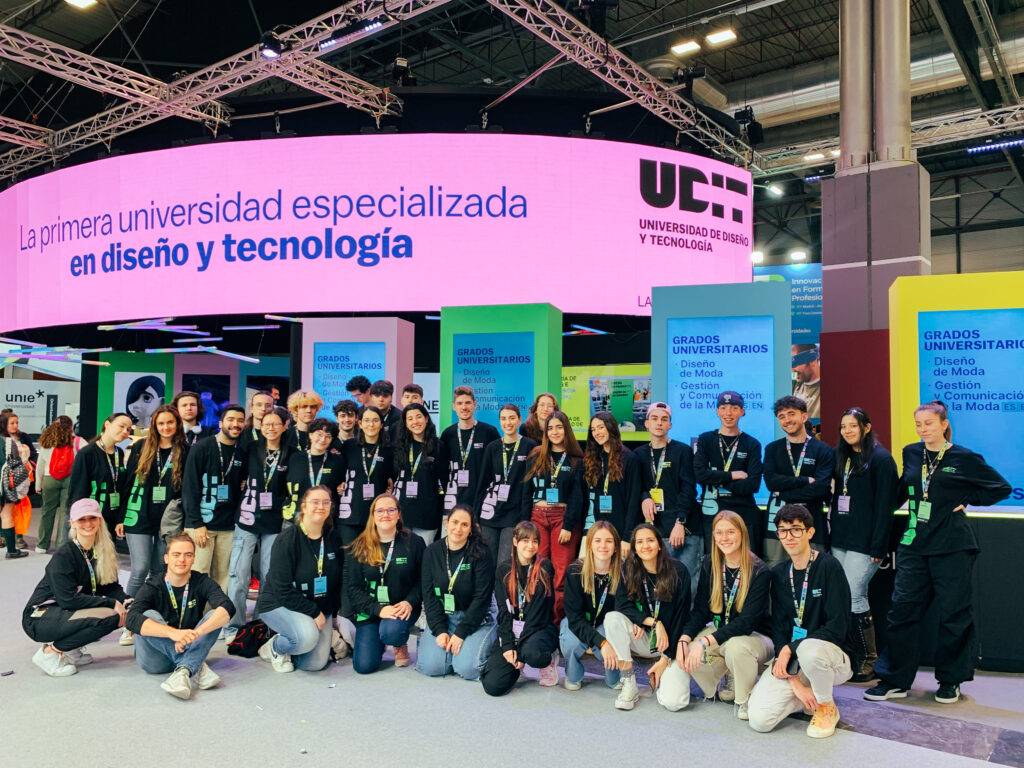 Grupo de estudiantes y personal en un evento de tecnología y diseño en la universidad UCIT.