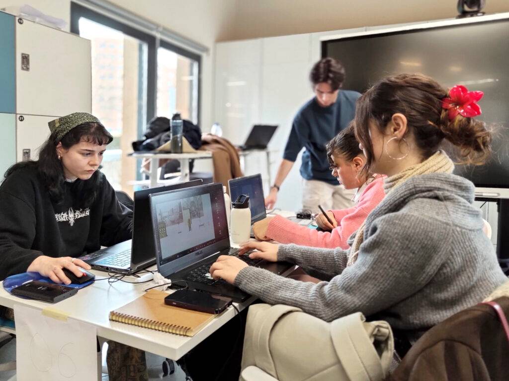 Un grupo de personas trabajando en sus laptops en un ambiente colaborativo.