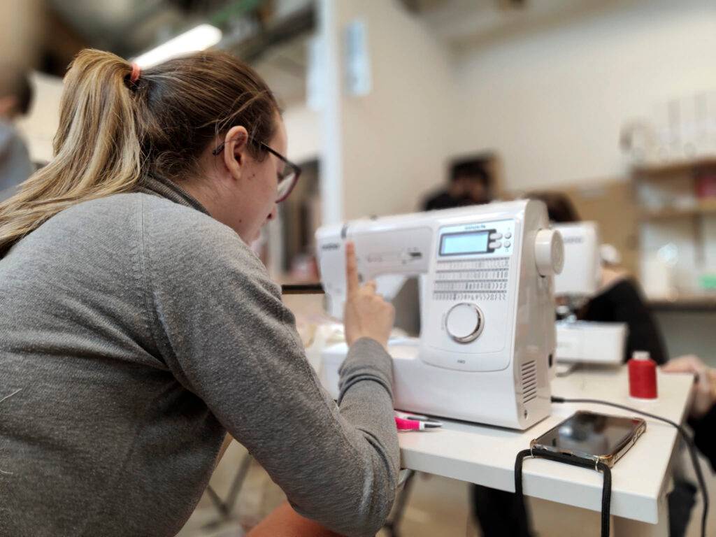 38 máquinas de coser industriales, 5 remalladoras y planchas industriales para confeccionar tus ideas