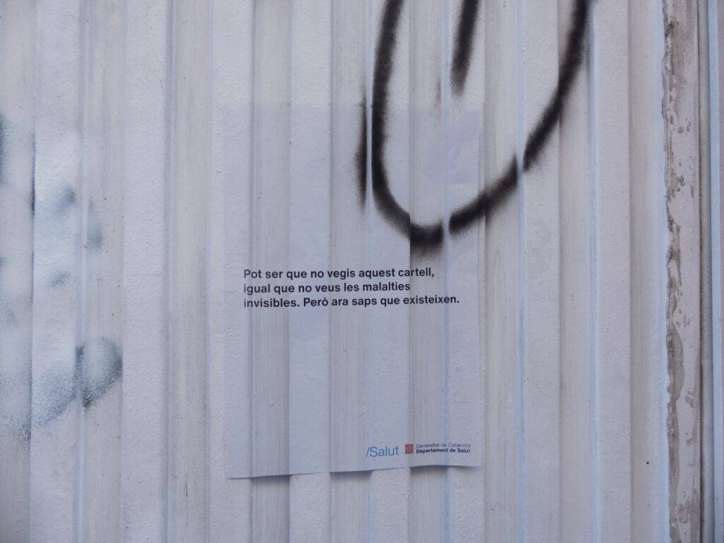 Un cartel en una pared que advierte sobre enfermedades invisibles.