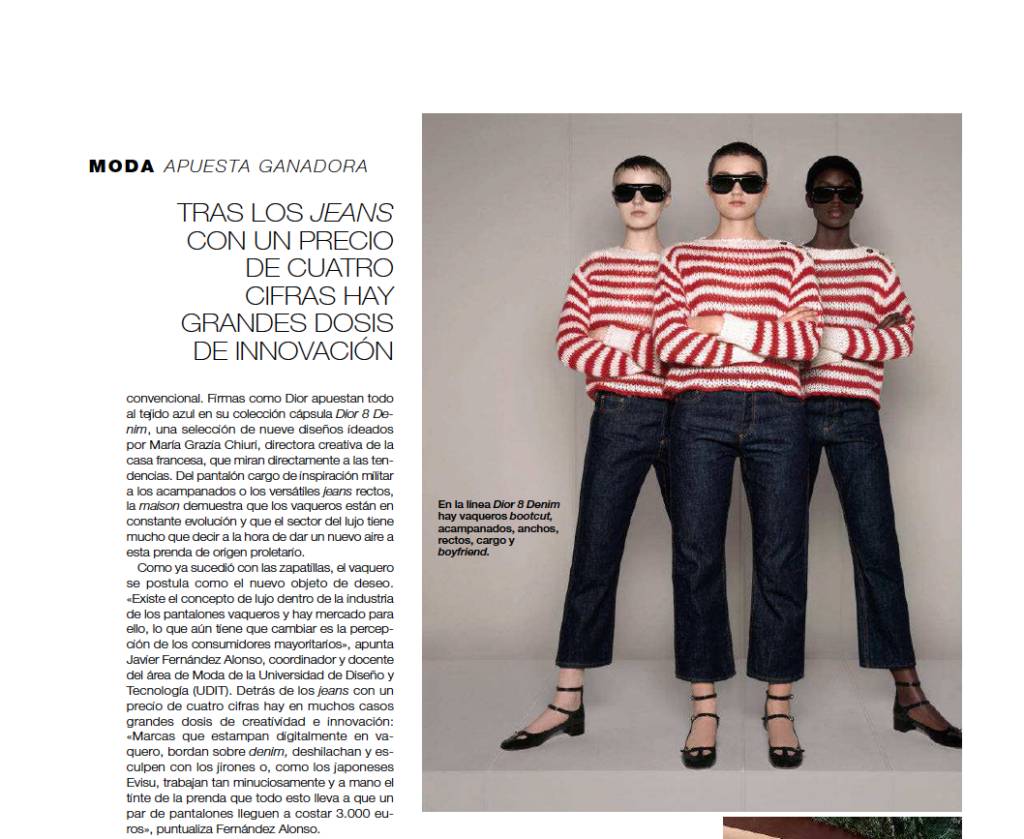 Tres modelos lucen un estilo moderno y atrevido en una sesión de moda con jeans y suéteres a rayas.