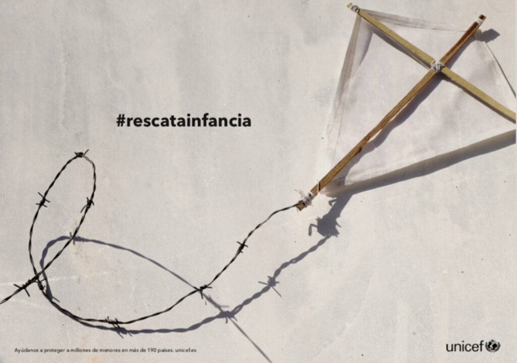 La imagen muestra una cometa unida a un hilo de alambre de púas, simbolizando el rescate de la infancia en situaciones difíciles.